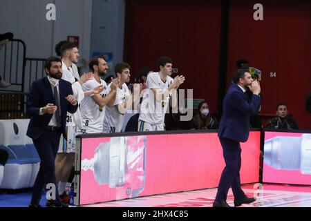 Cremona, Italien. 09. März 2022. Vanoli Cremona Banch während Vanoli Basket Cremona vs GeVi Napoli, Italienische Basketball A Serie Championship in Cremona, Italien, März 09 2022 Quelle: Independent Photo Agency/Alamy Live News Stockfoto