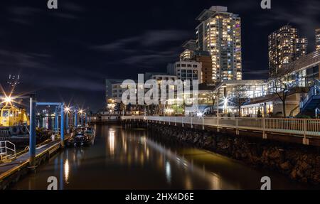 Touristenattraktion in der modernen Stadt, Westminster Quay, bei Nacht Stockfoto