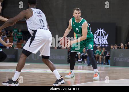 Breslau, Polen, 9.. Februar 2022. EUROCUP 7days: WKS Slask Wroclaw (grüne Hemden) gegen Dolomiti Energia Trento (weiße Hemden) in der Centennial Hall. Im Bild: Martins Meiers (19) © Piotr Zajac/Alamy Live News Stockfoto