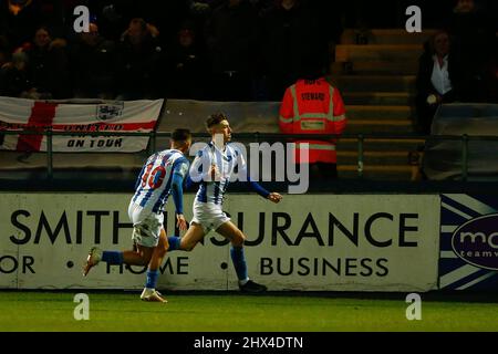 Joe Gray von Hartlepool United feiert, nachdem sie im Halbfinale der Papa John's Trophy in Victoria Park, Hartlepool, das erste Tor ihrer Seite erzielt haben. Bilddatum: Mittwoch, 9. März 2022. Stockfoto