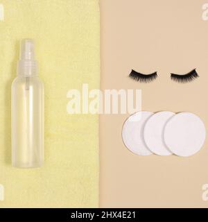 Hautpflege und Kosmetik Reinigung Hautprodukte auf pastellbeigem Hintergrund. Spa-Konzept. Flach liegend Stockfoto