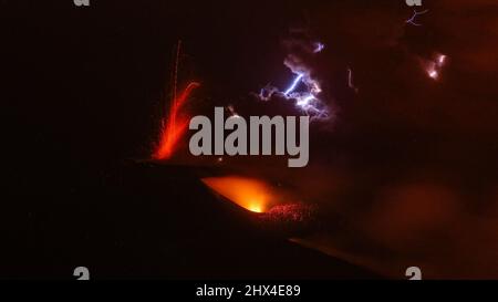 Dieses Foto zeigt den Vulkan Cumbre Vieja und wurde auf der Insel La Palma, Kanarische Inseln, Spanien aufgenommen. Stockfoto