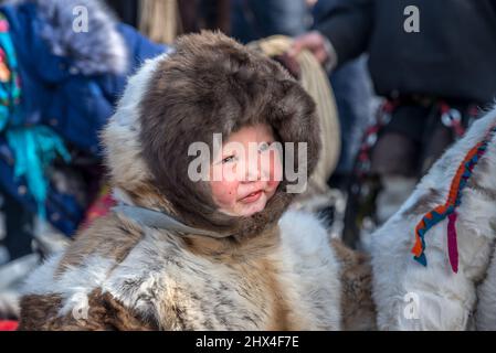 Nenet Junge in traditioneller Rentierpelzkleidung beim Rentierhirten Festival in Salekhard, Yamalo-Nenets Autonomus Okrug, Russland. Stockfoto