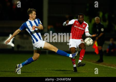 Tolaji Bola von Rotherham United und Neill Byrne von Hartlepool United im Halbfinale der Papa John's Trophy in Victoria Park, Hartlepool, in Aktion. Bilddatum: Mittwoch, 9. März 2022. Stockfoto