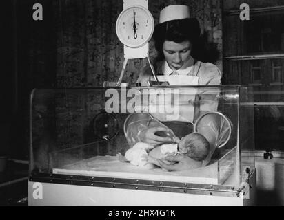 Inkubator Baby... Dieser Inkubator, der Prinzessin Elizabeth von einer amerikanischen Firma geschenkt wurde, wurde von ihr an ihren Arzt Sir William Gilliatt übergeben. Es befindet sich jetzt im King's College Hospital, London. Das erste Baby, das es benutzt, ist Brian Heaney, vier Wochen alt. Er hat 12oz. Darin gewonnen. 13. Dezember 1948. (Foto von Daily Mirror). Stockfoto