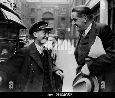 ***** - Hitlers Freund - in London: Dr. Hanfstaengl unterhielt sich mit einem Londoner Taxifahrer, nachdem er heute sein Londoner Hotel verlassen hatte. Dr. Ernst ('Putzy') Hanfstaengl, intimer Freund von Bundeskanzler Hitler und Chef der Nazi-Außenpresseabteilung, wohnt in einem Londoner Hotel. Dr. Hanfstaengl bricht im Zusammenhang mit der Kritik der ausländischen Presse am Nazi-Regime in Deutschland aus. 28. Oktober 1934. (Foto von The Associated Press of Great Britain Ltd.). Stockfoto