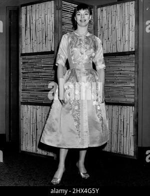 Carol Haney, von „Pajama Game“, wählt ein blumengeblümtes Seidenkleid in der alten französischen Hoflaune. Tina Leser ist die Designerin. 31. Januar 1955. (Foto von Don Ris). Stockfoto