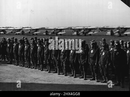 Ausbildung von japanischen Marinefliegern: Flugzeugträgerserie Tokyo...Studenten der Heimatgeschwader stellten sich vor dem Start auf, um die endgültigen Anweisungen ihres Chefs für einen Scheinkrieg mit einer hypothetischen feindlichen Geschwader zu erhalten. 28. Dezember 1938. (Foto: J. L. P. Photo Library). Stockfoto