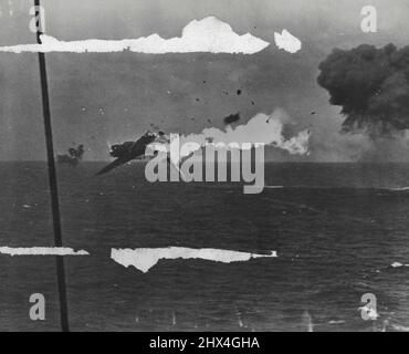 Dieses flammende Jap-Torpedo-Flugzeug ist ein Opfer eines präzisen Flak-Feuers eines pazifischen Flottenträgers, der die Marshall-Inseln überfallen hat. Feindliches Flugzeug ist eines von sechs, die am 4. Dezember auf niedrigem Niveau eintrafen, um Torpedos in Reichweite der Gewehre dieses Trägers zu starten und zerstört wurden. Küstenkommandos Spotting japanischer Kämpfer ***** Australien und der Pazifik, sagt Air Chief Marshal Sir Philip Joubert (oben). Aber ein kurzsichtiges Oberkommando hat das Küstenkommando fast ruiniert, sagt er. 09. Dezember 1943. (Foto von Official U.S. Navy Photo). Stockfoto
