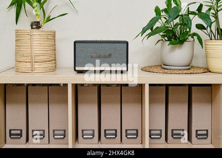 Marshall Akustiklautsprecher im Retro-Stil mit Bluetooth-Verbindung. Vintage Acton ll Sound Säule in einem alten Design - Moskau, Russland, 05. März 2 Stockfoto