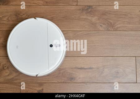 Weißer Roboter-Reiniger Xiaomi Mi Staubsauger-Mop auf Holzlaminat, Nahaufnahme - Moskau, Russland, 05. März 2022 Stockfoto