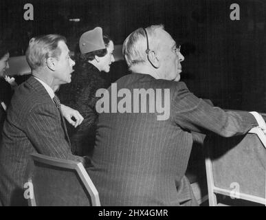 Der Herzog und die Herzogin von Windsor, sitzend mit Alfred P. Sloan, Jr., dem Vorstandsvorsitzenden von General Motors, waren die ersten Nächte bei der Premiere der Automobilausstellung von General Motors 1950, die diese Woche im Waldorf-Astoria in New York eröffnet wurde. 27. März 1950. Stockfoto