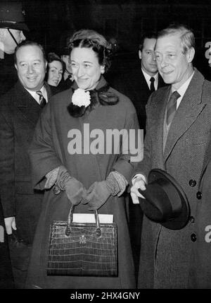 Die Windsors kehren nach Paris zurück der Herzog und die Herzogin von Windsor fotografierten heute Abend (Sonntag) auf der Victoria Station in London, als sie mit der Nachtfähre nach Paris zurückkehrten. Die Herzogin, immer die elegant gekleidete Frau, trägt eine große Blume auf ihrem winzigen Bogenpelz. Sie hat auch einen winzigen Pelzhut. 06. Dezember 1953. Stockfoto