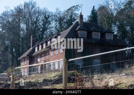 Robertson House, ein verlassenes altes Treloar Hospital-Gebäude, das früher ein Krankenschwestern-Haus war, Alton, Hampshire, England, Großbritannien Stockfoto