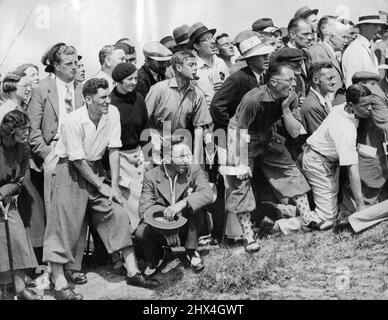 Der Prinz in St. Andrews. Der Prinz von Wales mit Pfeife, gesehen in St Andrews gestern 5. Juni, als er spielte mit offenen Meisterschaft. Das Mädchen ist das ***** Neben HRH ist Nan Baird, bekannt ***** Golfer. 07. August 1933. (Foto von Associated Press). Stockfoto