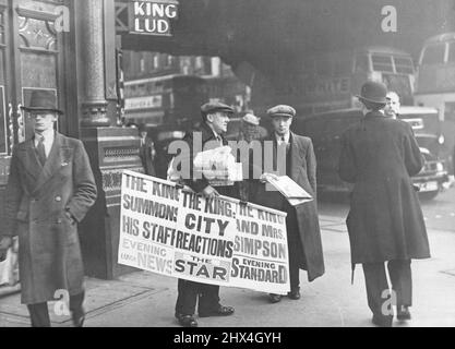 King Edward und Mrs. Simpson werden Front - Page News. Bild zeigt:- Ein Nachrichtenanbieter mit seinem Inhalt stellt Rechnungen für die neuesten Ausgaben der Abendpapiere, die heute Morgen in einer London Street gesehen wurden. London, 3. Dezember – die Krise zwischen dem König und seinem Kabinett bezüglich seines gemeldeten Wunsches, seine in Amerika geborene Freundin, Frau Ernset Simpson, zu heiraten, wurde heute Morgen nach dem Besuch von Herrn Baldwin in Buckingham Places gestern Abend zu Schlagzeilen. 03. Dezember 1936. (Foto von Associated Press Photo). Stockfoto