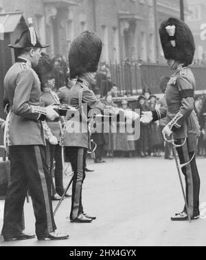 König nimmt an der Zeremonie der Welsh Guards Teil, die eraltern wird. H.M. der König, besuchte heute Morgen auf allen heiligen Höfen, auf dem Turmhügel, eine Zeremonie zum St. Davids Tag, um das Kommen des Alters der Welsh Guards zu feiern. Das Regiment wurde 1915 aufgezogen. O.K. Der König verteilt heute bei der Zeremonie zum St. David's Day an die Offiziere im Tower of London Lauch. 01. März 1936. (Foto von Keystone) Stockfoto