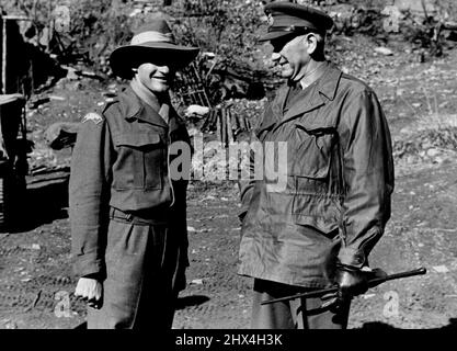 Abteilung Für Öffentlichkeitsarbeit. HQ BCOF. Japan – Lt.-Gen. Bridgoford besuchte die Australier unter seinem Kommando während seiner Korea-Tournee. Hier wird er im Chat mit LT.-Col. Frank Hassett, DSO, OBE, brillanter junger australischer Kommandant, der mit 23 Jahren Oberstleutnant war und vor kurzem seinen DSO für seinen Umgang mit 3 Milliarden in den koreanischen Kämpfen gewann. 7. Dezember 1951. Stockfoto