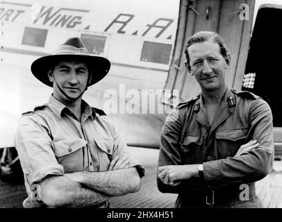 Abteilung Für Öffentlichkeitsarbeit. HQ BCOF. Japan – vor dem Start von einem Flugplatz irgendwo in Korea, um sein neues Kommando zu übernehmen, spricht 3 LT. Col. F. G. Hassett OBE mit Maj. General A. J. H. Cassels CB CBE DSO., GOC., Commonwealth Division, United Nations Forces in Korea. 1. August 1951. Stockfoto