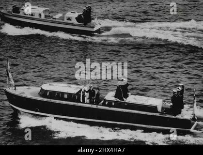 'Royal Review' - Prinzessin Elizabeth inspiziert Med-Flotte -- Prinzessin Elizabeth begleitet von Admiral Sir Arthur J. Power (Boot nächste Kamera) nähert sich HMS Glory in der Admiral's Barge. Der Royal Standard fliegt im Bug.Prinzessin Elizabeth, die derzeit Malta besucht, wo der Herzog von Edinburgh stationiert ist, überprüfte zum Geburtstag des Königs Offiziere und Männer der Mittelmeerflotte an Bord der Flugzeugträgerin HMS Glory. S.R.H. besuchte den Frachtführer in einer Admiralsbarge, die den Royal Standard flog, und wurde von der Oberbefehlshaber-Mittelmeerflotte (Admiral Sir Arthur J. Stockfoto