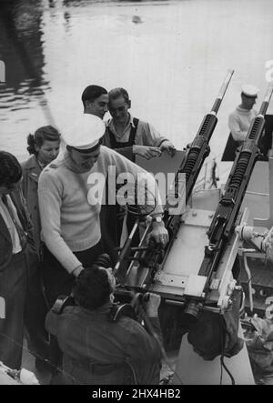 Navy Sails Inland for Recruiters - Ein Seemann erklärt den Besuchern von Ipswich die Arbeit einer schnell abfeuernden Flak-Waffe. Mit Motor-Terpedo-Beats von H.M.S. Hornet, die Marine, segelt landeinwärts und nutzt die Binnenwasserstraßen, um Mitarbeiter von Orten zu rekrutieren, die selten von Schiffen seiner Majestät besucht werden. Diese Bilder entstanden, als einer der M.T.B.'s. Auf seiner Rekrutierungsreise an der Ostküste den Fluss Orwell hinauf nach Ipswich segelte. 29. August 1946. (Foto von Fox Photos). Stockfoto