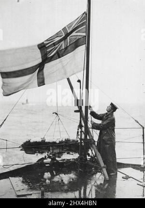 Der letzte Tribut der Marine an mutige Kameraden - die Fahne auf halben Mast heruntergesenkt und ein floraler Tribut, der über Bord auf das Grab geworfen wurde. 18. Januar 1924. (Foto von The Times). Stockfoto