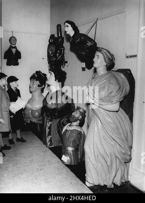 Ausstellung der Schiffskantchen - Hier sehen Terry und Timothy Stanton einige der alten Galionsfiguren. Am Montag wird im National Maritime Museum in Greenwich eine Ausstellung mit Galionsfiguren aus alten Handelsschiffen eröffnet. 30. Oktober 1953. (Foto von Daily Mail Contract Picture). Stockfoto