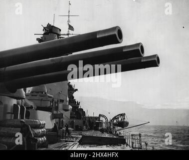 An Bord der HMS 'Rodney' während der Küstenverteidigungsübungen auf See, Land und Luft - die 16-Zoll-Geschütze der HMS 'Rodney' wurden vor Portland in Schussposition gehoben. Redland (England) und Blueland, ein imaginäres Land 600 Meilen entfernt im Atlantik, waren die "gegnerischen Kräfte" in der Küstenverteidigungsübung, an der Land-, See- und Luftverkehrsdienste teilnahmen. 16. Juli 1937. (Foto von Tropical Press Agency Ltd.). Stockfoto