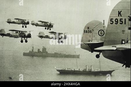 ***** Gruß An Den König - ***** Fliegen Sie am Royal ***** vorbei Fleet Air Arm in der Krönungsbesprechung bei Spithead, Mai. 20.. Foto von einem der „Schwertfisch“-Staffeln, die daran teilnehmen. 20.Mai 1937. (Foto von Sport & General Press Agency Limited). Stockfoto