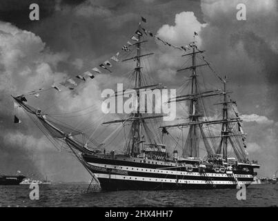 Der Antique Touch bei Spithead - Ein einzigartiges Schiff, das zur Krönung der Marine nach Spithead gekommen ist, ist das italienische Trainingsschiff 'Amerigo Vespucci'. Trotz ihrer feinen Palette an Masten und Takelagen kam sie unter Dampf nach spithead. 12. Juni 1953. (Foto von Paul Popper). Stockfoto