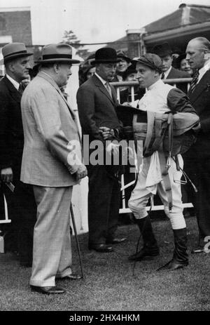 Raving at Ascot - Herr Winston Churchill gratuliert Hawcroft, seinem Jockey, nachdem er die Ribblesdale Stakes auf Churchills 'Colonist 11' Center gewonnen hatte, ist der Herzog von Norfolk. 16.Mai 1951. (Foto: Sport & General Press Agency, Limited). Stockfoto