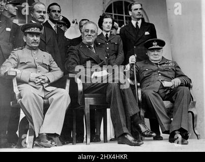 Marshall Stalin schwer krank - Ein Foto, das während der Konferenz von Teheran im Dezember 1943m aufgenommen wurde und Marshall Stalin, Präsident Roosevelt und Churchill zeigt (von links nach rechts). Es wurde berichtet, dass Marshall Stalin schwer krank ist und an einer Gehirnblutung leidet, Sprachverlust und Lähmung des rechten Arms und Beins. Das Moskauer Radio gibt bekannt, dass der Beschlagnahmung am Sonntagabend stattgefunden hat und dass der 73-jährige Marschall nicht auf die Behandlung von neun Ärzten reagiert hat. Die Großen drei in Teheran. Molotow und Hopkins stehen hinter Stalin und Churchills Tochter und Eden hinter Roose Stockfoto