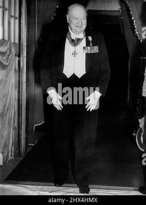 Mr. Churchill beim Gala Ballet - Winston Churchill, der mit sehr fröhlicher Stimmung die Treppe hinauf kam, war einer der Gäste bei der Royal Gala im Royal Opera House, Covent Garden, London. Das Ballett war der Höhepunkt des Staatsbesuchs des französischen Präsidenten M. Auriol und Time Auriol, die zusammen mit dem König und der Königin und anderen Mitgliedern der königlichen Familie anwesend waren. 10. März 1950. (Foto von Paul Popper Ltd). Stockfoto