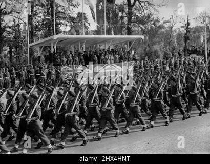 Churchill grüßt bei der großen Berliner Siegesparade - Männer der Panzerdivision 7., die berühmten "Wüstenratten", die sich von El Alamein aus durchkämpften, marschieren an der saluierenden Basis vorbei. Winston Churchill grüßt bei einer großen britischen Siegesparade im Herzen Berlins. 10.000 Männer aus den Kampfdiensten marschieren entlang der charlottenburger Chaussee, der breiten Autobahn, die durch den Berliner Tiergarten führt. 23. Juli 1945. Stockfoto