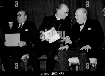 Platform Party - berühmte Bürger Europas -- von links nach rechts, M. Paul Henri Spaak, Präsident der Europäischen Versammlung, der Erzbischof von Canterbury und der RT.Hon. Winston Churchill fotografierte heute Abend (Montag) auf der Rednerplattform in der Kingsway Hall, London, wo das vom britischen Rat der Europäischen Bewegung geförderte Treffen stattfindet. Der Erzbischof von Canterbury war Vorsitzender des Treffens, und Churchill war Redner. 28. November 1949. (Foto von Reuterphoto). Stockfoto