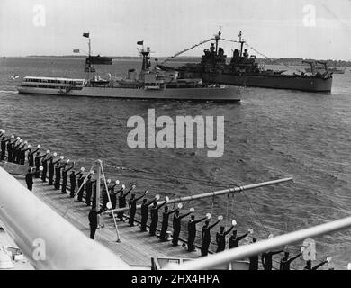 Die Krönungsbeurteilung bei Spithead - The Royal Yacht (H.M.S. Überraschung) vorbei zwischen H.M.S. Die Avantgarde, mit jubelnden Matrosen auf ihrem Deck, und der schwere Kreuzer Baltimore (USA) während der Überprüfung der Flotte durch Ihre Majestät heute Nachmittag. Ihre Majestät, die Königin, hat die große Flotte, die am Montag in Spithead ähnelt, überprüft. An dieser Krönung nahmen über 250 Schiffe aller Nationen und Typen Teil. 15. Juni 1953. (Foto von Fox Photos). Stockfoto