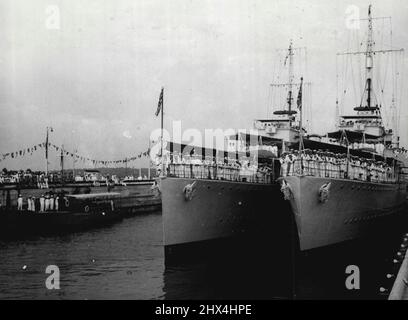 D. Britische Zerstörer im Marinehafen von Singapur: Bewertungen der Zerstörer, die die Zeremonie der Namensgebung des Docks „King George VI Dock“ von Sir Shenton Thomas beobachten. Kurz nach der Eröffnung des großen Marinedocks in Singapur durch den Gouverneur der Straits Settlements, Sir Shenton Thomas, zwei Zerstörer, Duncan und Diamond, liegten im Dock. 13. April 1938. Stockfoto