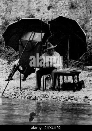 Als Künstler - Herr Winston Churchill. Jetzt einen Urlaub in Italien. Letzte Woche am Gurda-See fotografiert, haben seine künstlerischen Aktivitäten große Aufmerksamkeit erregt, und gestern musste die Polizei aufgefordert werden, Zuschauer zu kontrollieren. 04. August 1949. (The Associated Press Ltd). Stockfoto