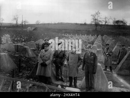 Mr.Churchill besucht die Westfront - von links nach rechts: Feldmarschall Sir. Alan Brooke, General Sir. Bernard Montgomery, Mr. Winston Churchill und General Simpson, American 9. Army, stehen unter den Verteidigungsanlagen der Siegfried Line. 07. März 1945. (Foto von Planet News Ltd). Stockfoto