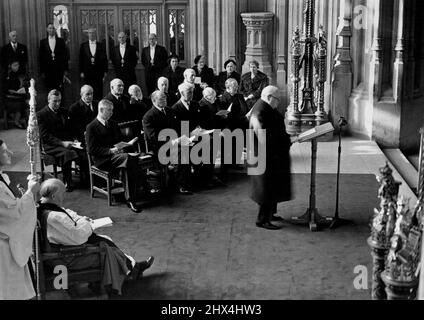 Churchill Unveills Memorial Window in Westminster Hall - die Szene in Westminster Hall während Churchills Rede nach der Einweihung. Auf der linken Seite ist Dr. Fisher, der Erzbischof von Canterbury. Hinter Churchill sitzen (erste Reihe, von links nach rechts): Der Herzog von Wellington, Lord Simons, Mr. W.S. Morrison (Sprecher), Herr C. Attlee. Der Marquis von Salisbury. (Hintere Reihe, von links nach rechts):- RT. Hon David Ecoles, Rt. Hon Clement Davies, Lord Milner, Sir Ninian Comper, Viscount Samuel, die Marquiis von Cholmondeley. Die Damen (rechts) sind von links nach rechts: Frau Morrison, Frau Churchill, Frau Davies und Frau Stockfoto