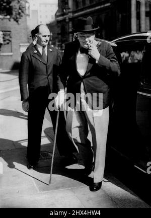 Churchills Sommer-Outfit - Er kehrt zu Nr. 10 für Pay Talks zurück - Mr. Winston Churchill, in sommerlichem Outfit und raucht seine übliche Zigarre, kehrt zu No. Zurück 10 Downing Street, London, aus dem Unterhaus heute (Donnerstag), um Mitglieder des Wirtschaftsausschusses des Trades Union Congress zu treffen, um den Nachhalt der Lohnerhöhungen für die Verteilungsgeschäfte zu diskutieren. Es wurde gedacht, dass Churchill die Gelegenheit nutzen würde, um die Position zu Lohnforderungen und die Auswirkungen auf die wirtschaftliche Position des Landes zu diskutieren. 24. Juli 1962. (Foto von Reuterphoto). Stockfoto