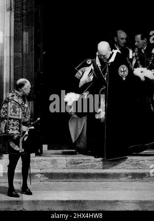 Sir Winston, der als Ritter des Gewändes eingesetzt wurde - Sir Winston Churchill, der neue Rittergefährte des ehrwürdigsten und nobelsten Ritterordens, der in seinen prächtigen Gewändern gesehen wurde, seinen Hut in der Hand trug und die St. George's Chapel, Windsor Castle, nach dem Kleiderdienst verließ, Während dieser Zeit wurde er in seinem eigenen Stall in der Kapelle als neuer Ritter installiert.bei einer privaten Zeremonie im Thronsaal von Windsor Castle heute hat S.M. die Königin Sir Winston Churchill als Ritterbegleiter des Edellsten Ritterordens eingesetzt. Dann, heute Nachmittag, nahm der Premierminister seinen Platz in der zeremoniellen p Stockfoto