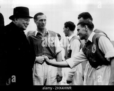 Premier trifft Cup-Teams - Premierminister Winston Churchill spricht vor dem Start der F.A. mit Arsenal Inside-Right Jimmy Logie Pokalfinale Bei Der Montage. Sowohl Arsenal als auch Newcastle United wurden Churchill vorgestellt. 03. Mai 1952. Stockfoto