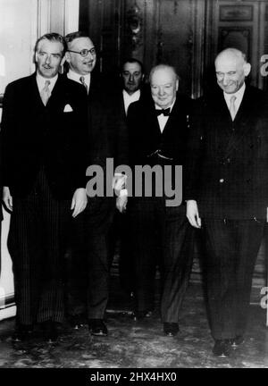 Churchill in Paris - Churchill und Eden im Bild mit dem französischen Premierminister M. Pleven (zweiter von links) und dem französischen Außenminister M. Schuman (rechts), die sie hier im Hotel Matignon zu Gesprächen trafen. 18. Dezember 1951. Stockfoto