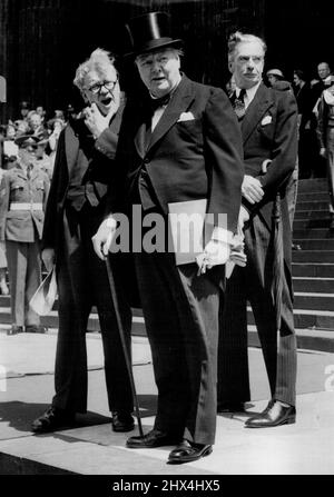 American Independence Day Service bei der St. Paul's Präsentation von General Eisenhower - von links nach rechts: Außenminister Herbert Morrison, Herr Winston Churchill und Herr Anthony Eden verließen St. Paul's nach der Zeremonie.zum ersten Mal seit den Siegesfeiern marschierten britische und amerikanische Truppen in London zusammen. Mit Bands. Sie marschierten durch die Stadt zur St. Pauls Kathedrale, für den besonderen Unabhängigkeitstag, bei dem General Eisenhower Dr. Mathews, dem Dekan, eine Ehrenrolle überreichte, die die Namen von 28.000 Amerikanern enthielt, die ihr Leben verloren, als sie während des in Großbritannien wohnhaft waren Stockfoto