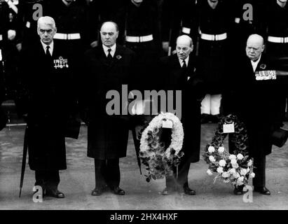 Parlamentsführer beim Cenotaph-Dienst - die Königin, die ihren Kranz heute Morgen (Sonntag) auf den Cenotaph legte, sind, von links nach rechts, Herr W.S. Morrison, Sprecher des Unterhauses; Lord Simonds, Kanzler; Clement R. Attlee, Oppositionsführer; Und der Premierminister, Herr Winston S. Churchill.zum ersten Mal als Sovereign legte die Königin heute (Sonntag) ihren Mohnkranz auf das Cenotaph im Londoner Whitehall, um an die Toten zweier Weltkriege zu erinnern.der jährliche Gedenkgottesdienst wurde vom Bischof von London, der RT, geleitet. Rev. Und RT. Hon. Dr. Wand, A Stockfoto