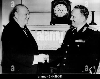 Churchill und Tito - alles lächelt: Herr Winston Churchill, der britische Premierminister, links, und Marschall Tito, der Chef der jugoslawischen Nation, tauschen heute in der Residenz des Premierministers, Nr. 10 Downing Street, London, ein Lächeln und Händeschütteln aus. Unmittelbar nach seiner Ankunft bei einem fünftägigen Besuch legte Tito einen Kranz auf das Cenotaph im Londoner Whitehall. Dann fuhr er mit Churchill nach Nr. 10. Tito ist der erste Chef eines kommunistischen Landes, der Großbritannien besucht, und für seinen Besuch wurden strenge Sicherheitsmaßnahmen getroffen. 16. März 1953. (Foto von Reuterphoto). Stockfoto