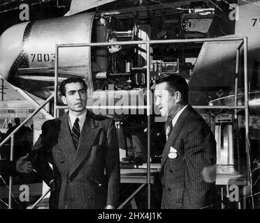 Der Schah des Iran (links), der ein qualifizierter Pilot ist und die lockheed-Fabrik während seines jüngsten Besuchs in den USA als Gast von Präsident Truman inspiziert. 01. Februar 1950. Stockfoto