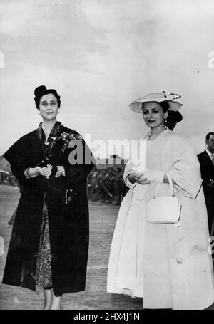 König Hussein besucht Spanien -- Königin Dina (rechts) bei der gestrigen Ankunft am Flughafen Barajas mit König Hussein, wo sie von General Franco und seiner Frau empfangen wurden. König Hussein und Königin Dina von Jordanien, die gestern von General Franco getroffen wurden, als sie am Flughafen Barajas in Madrid ankamen, um dieses Land kurz zu besuchen. Der König und die Königin werden in der nächsten Woche Großbritannien besuchen. 08. Juni 1955. (Foto von Paul Popper, Paul Popper Ltd. ). Stockfoto