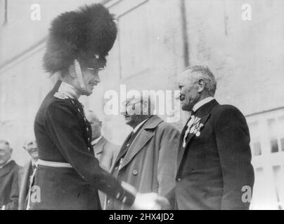 Foto zeigt:- König Christian lächelt, als er einen alten Kameraden von 1889 Jahren bei der Jubiläumsparade begrüßt. König Christian begrüßt die Kameraden seiner Jugend:- König Christian von Dänemark erinnerte sich an seine Jugend, als er in Kopenhagen den 50.. Jahrestag seines Eintritts in die dänische Kaisergarde feierte. Auf dem Paradeplatz waren Veteranen der Wachen, die mit dem König zusammen Soldaten gewesen waren. 8.Mai 1939. (Foto von Planet News Ltd). Stockfoto